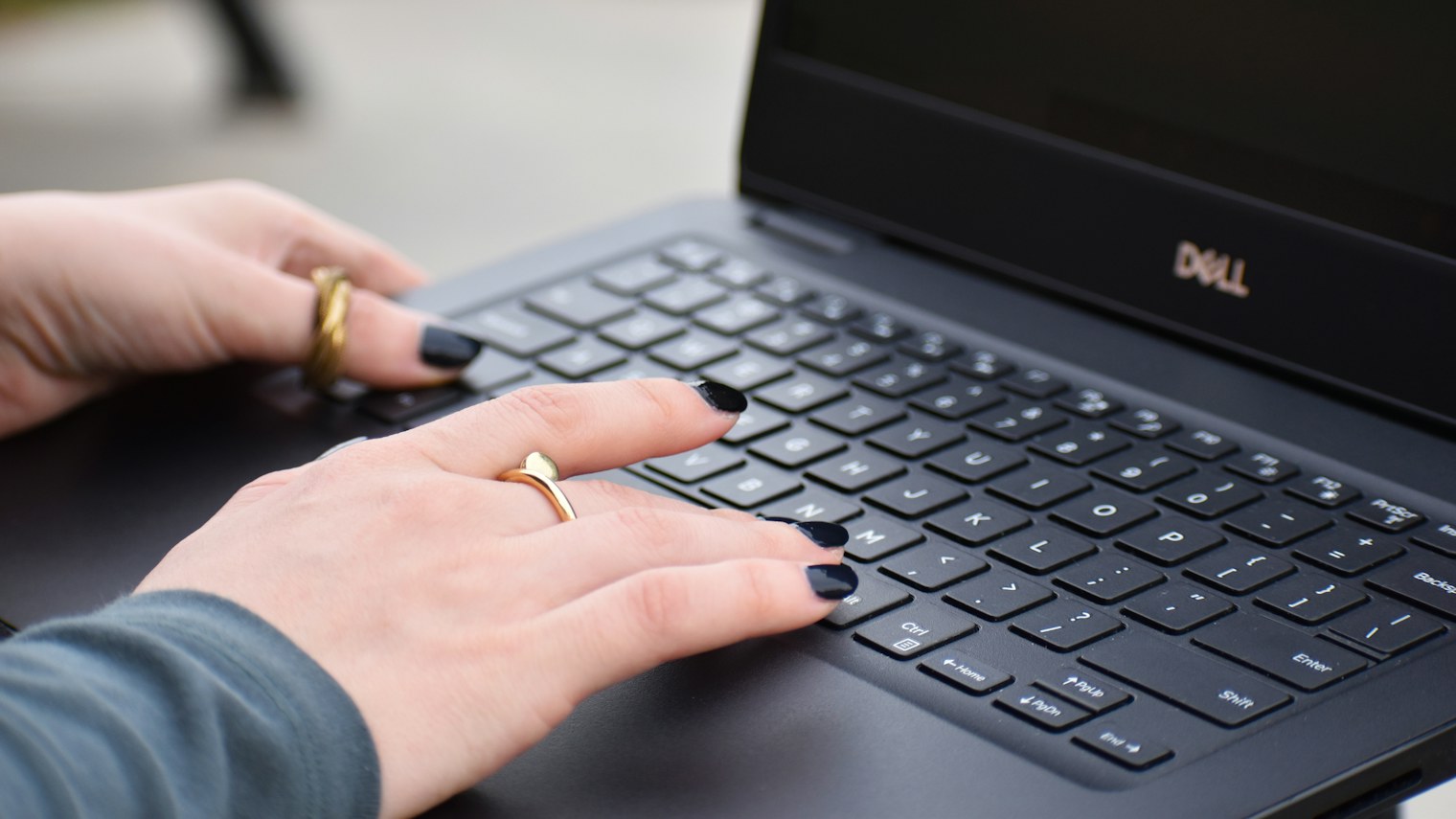 Hände tippen auf der Tastatur eines Laptops