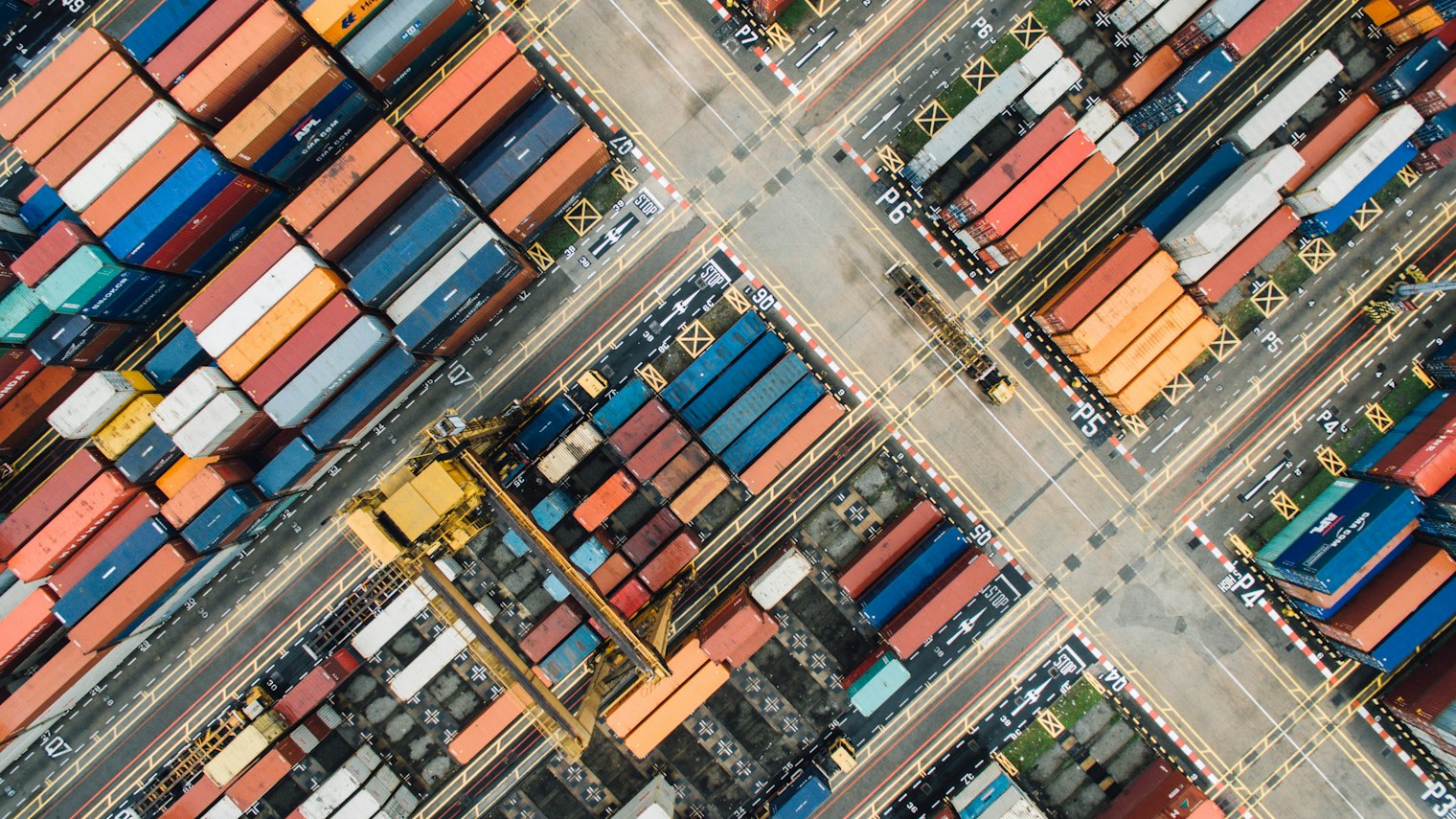 Luftaufnahme eines Containerterminals