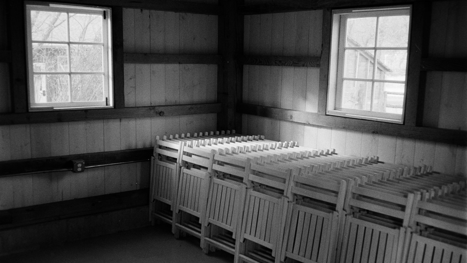 Gestapelte Holzstühle in einem Lagerraum