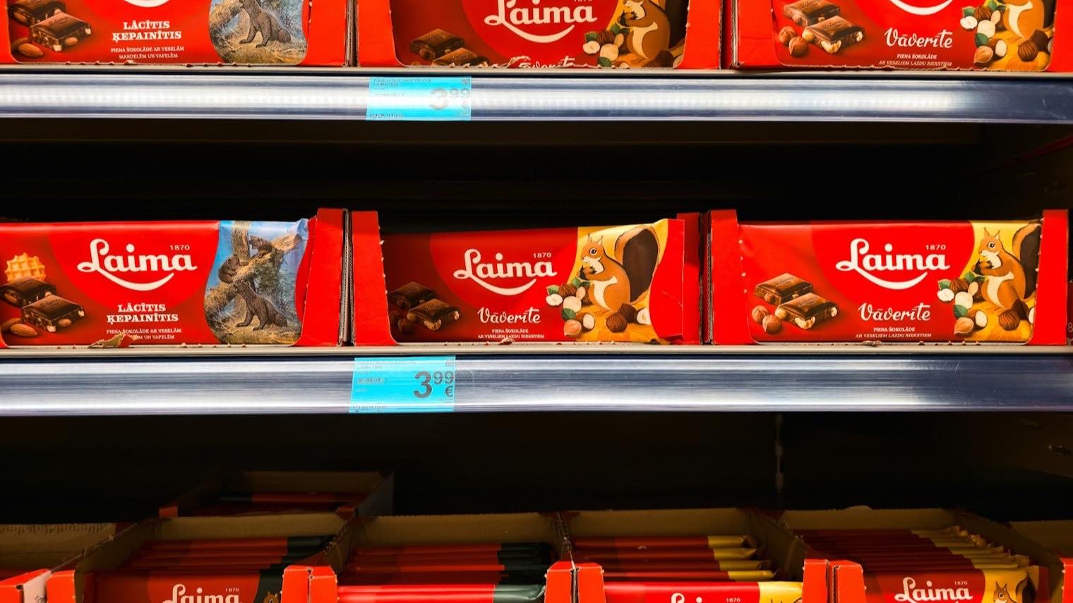 Schokoriegel in den Regalen eines Ladens